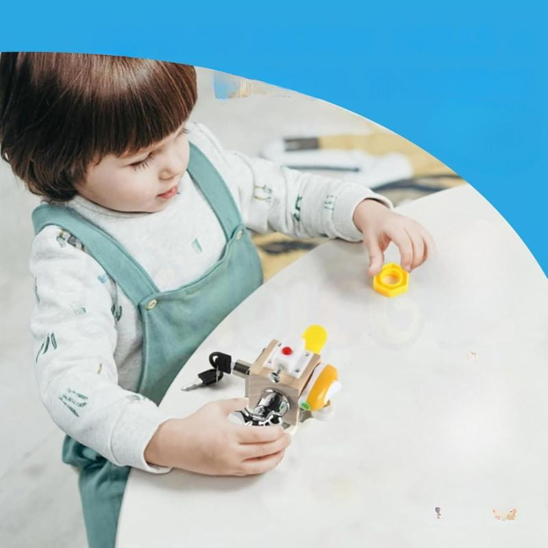Enfant à table manipulant une pièce jaune du cube sensoriel avec attention
