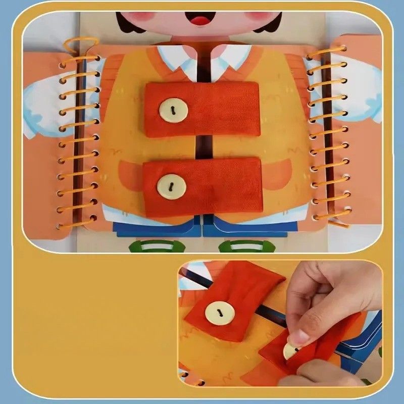 Main d'enfant boutonnant une veste orange sur une page du livre sensoriel en bois