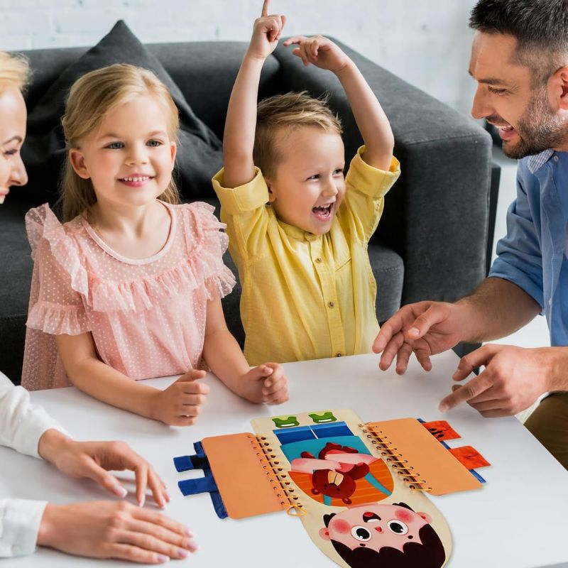 Famille jouant ensemble avec le livre sensoriel en bois Montessori posé sur la table
